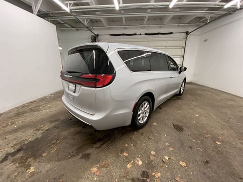Used 2024 Chrysler Pacifica Touring-L image 6