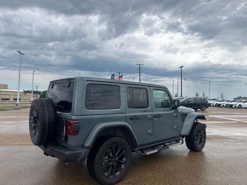 Used 2025 Jeep Wrangler Unlimited Sahara AWD/4WD image 18