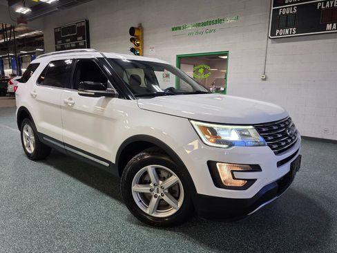 Used 2016 Ford Explorer XLT image 14
