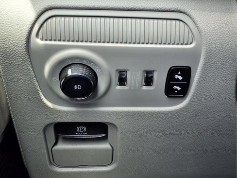 Used 2024 Jeep Wagoneer L Series II RWD image 24