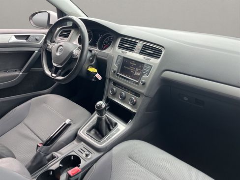 Used 2016 Volkswagen Golf S image 17