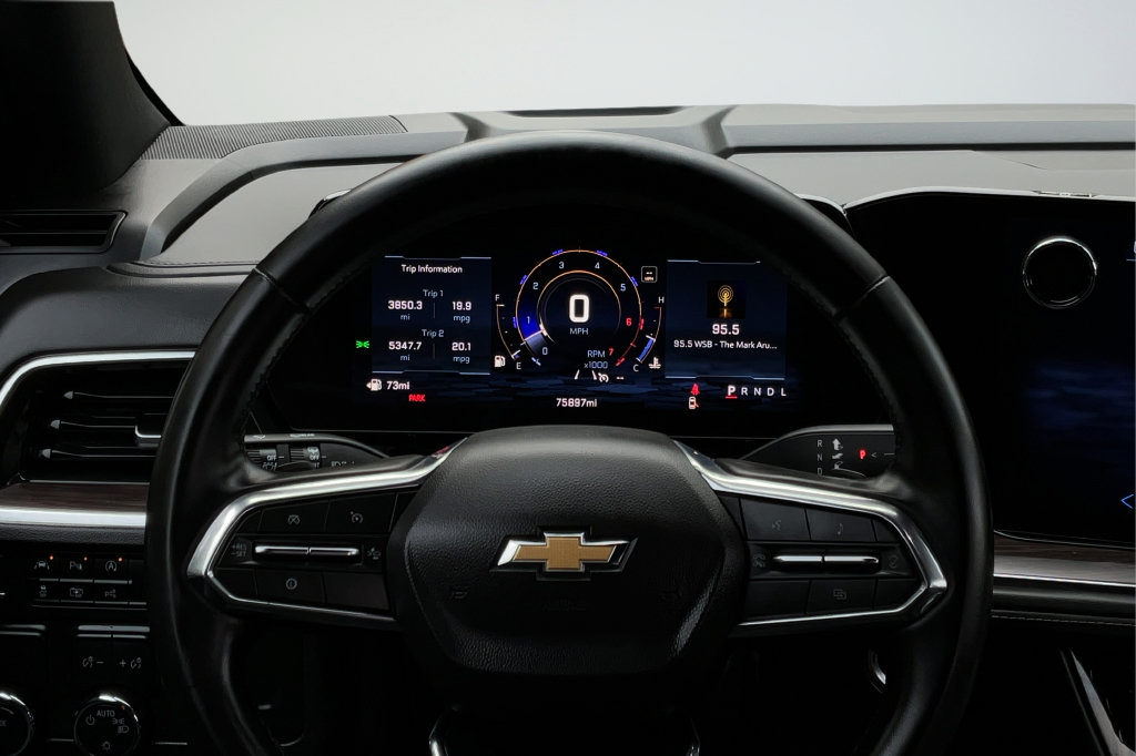 Certified 2025 Chevrolet Suburban LT RWD image 13