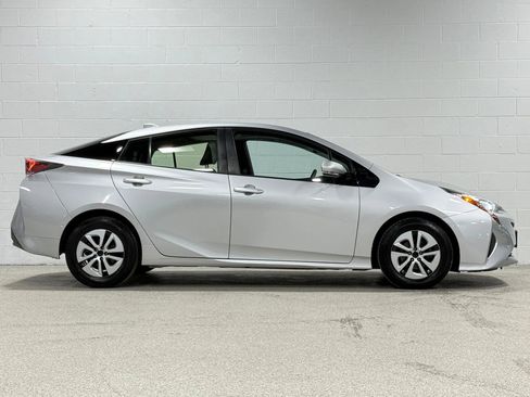 Used 2017 Toyota Prius Four w/ Premium Convenience Package image 4