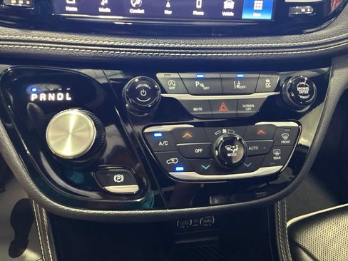 Used 2025 Chrysler Pacifica Limited FWD image 26