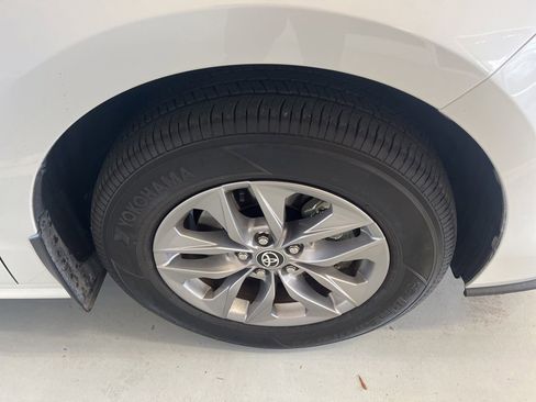 Used 2025 Toyota Sienna XLE w/ XLE Plus Package FWD image 15