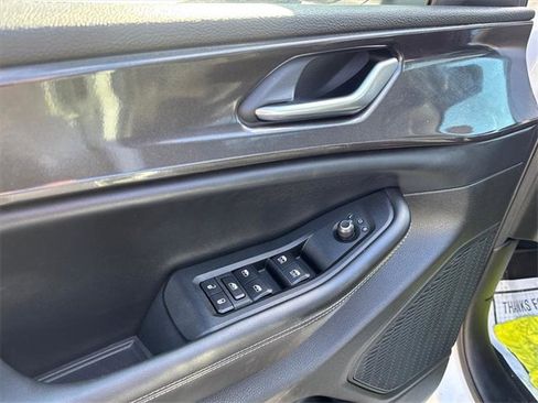 Used 2023 Jeep Grand Cherokee Laredo image 8