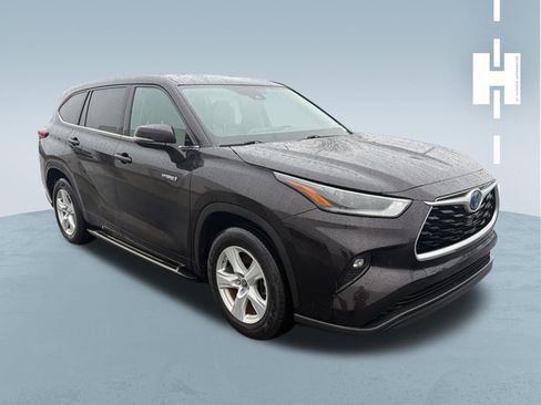 Used 2021 Toyota Highlander LE image 1