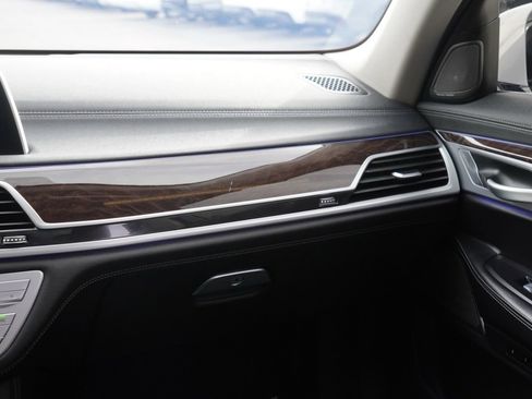 Used 2022 BMW 750i xDrive image 21