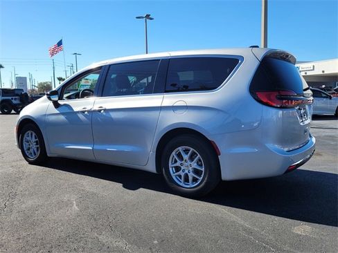 Certified 2024 Chrysler Pacifica Touring-L image 5