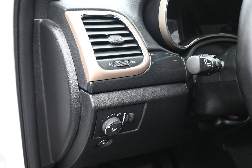 Used 2016 Jeep Grand Cherokee Laredo 75th Anniversary AWD/4WD image 15