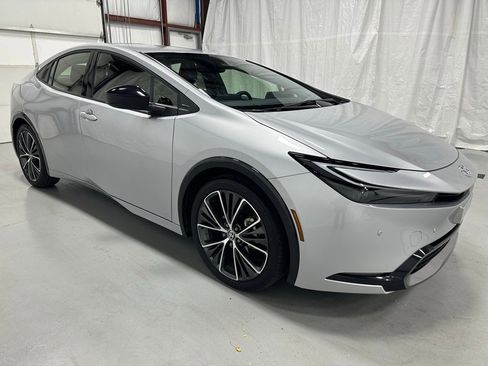 Used 2025 Toyota Prius XLE image 1