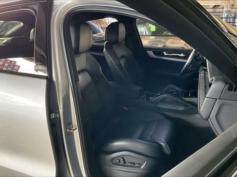 Used 2024 Porsche Cayenne image 8