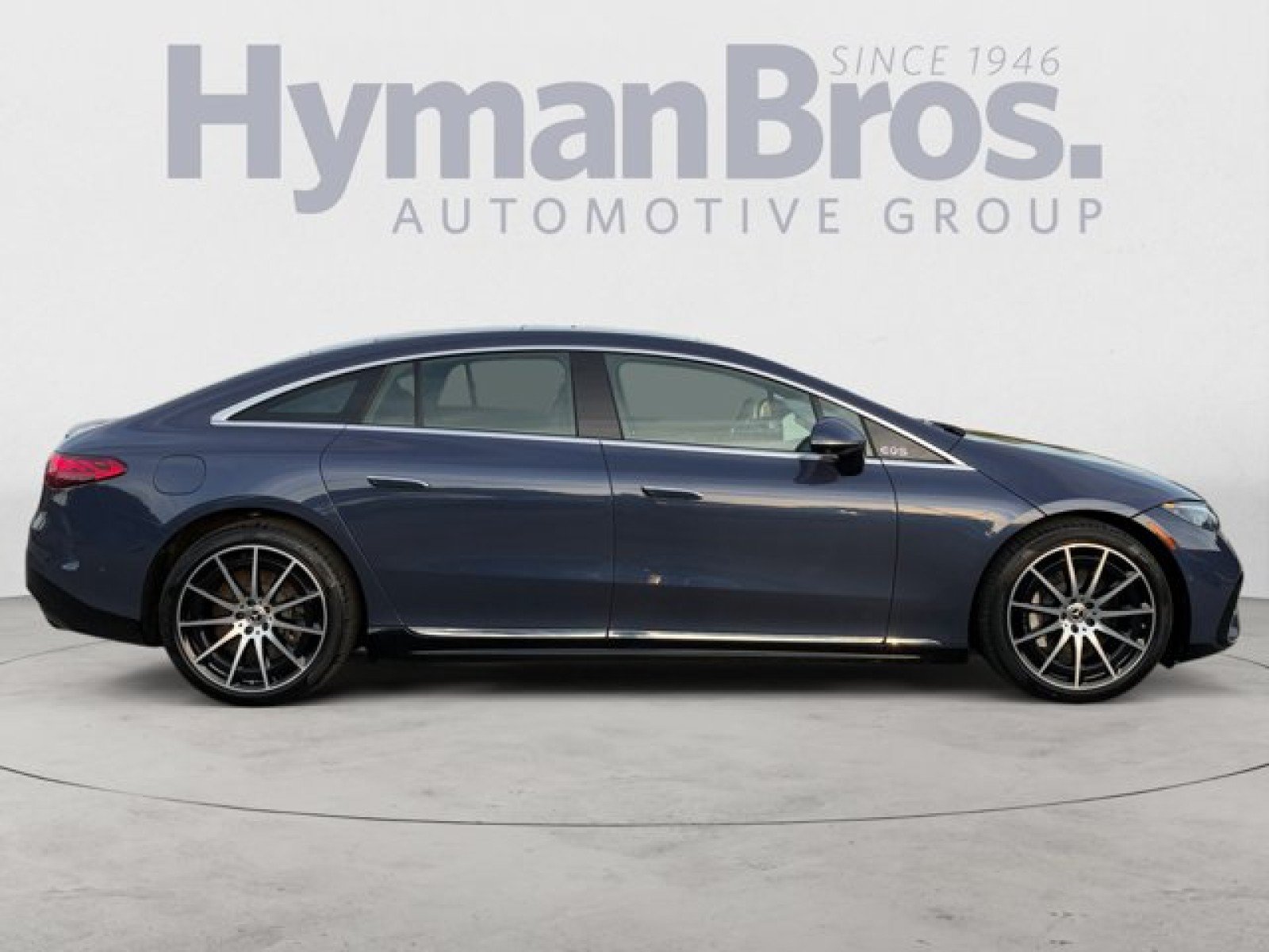 Used 2022 Mercedes-Benz EQS 580 4MATIC Sedan w/ Pinnacle Trim Package image 2