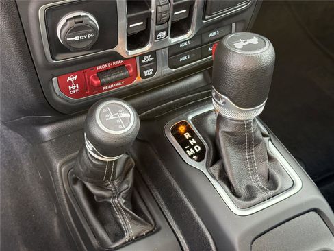 Used 2025 Jeep Wrangler Unlimited Rubicon 4xe w/ Convenience Group AWD/4WD image 28