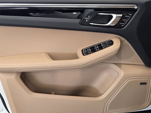 Used 2025 Porsche Macan Base image 14