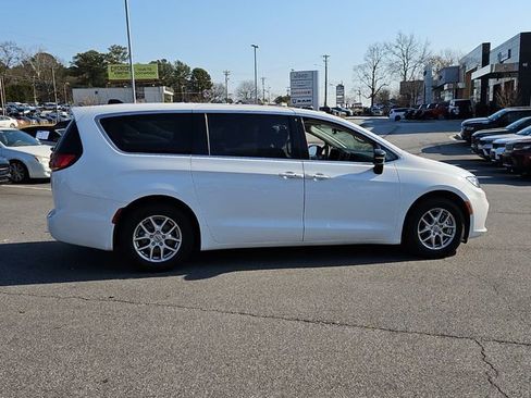 Used 2024 Chrysler Pacifica Touring-L image 10