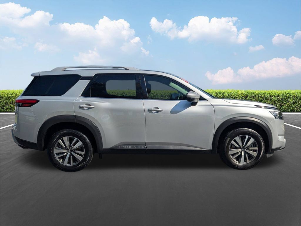 Used 2025 Nissan Pathfinder SL FWD image 3
