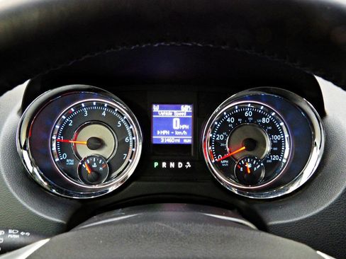 Used 2013 Chrysler Town & Country Touring FWD image 15