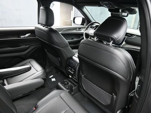 Used 2025 Jeep Grand Cherokee L Limited w/ Black Appearance Package image 39