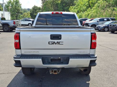 Used 2019 GMC Sierra 2500 Denali w/ Suspension Package, Off-Road AWD/4WD image 5