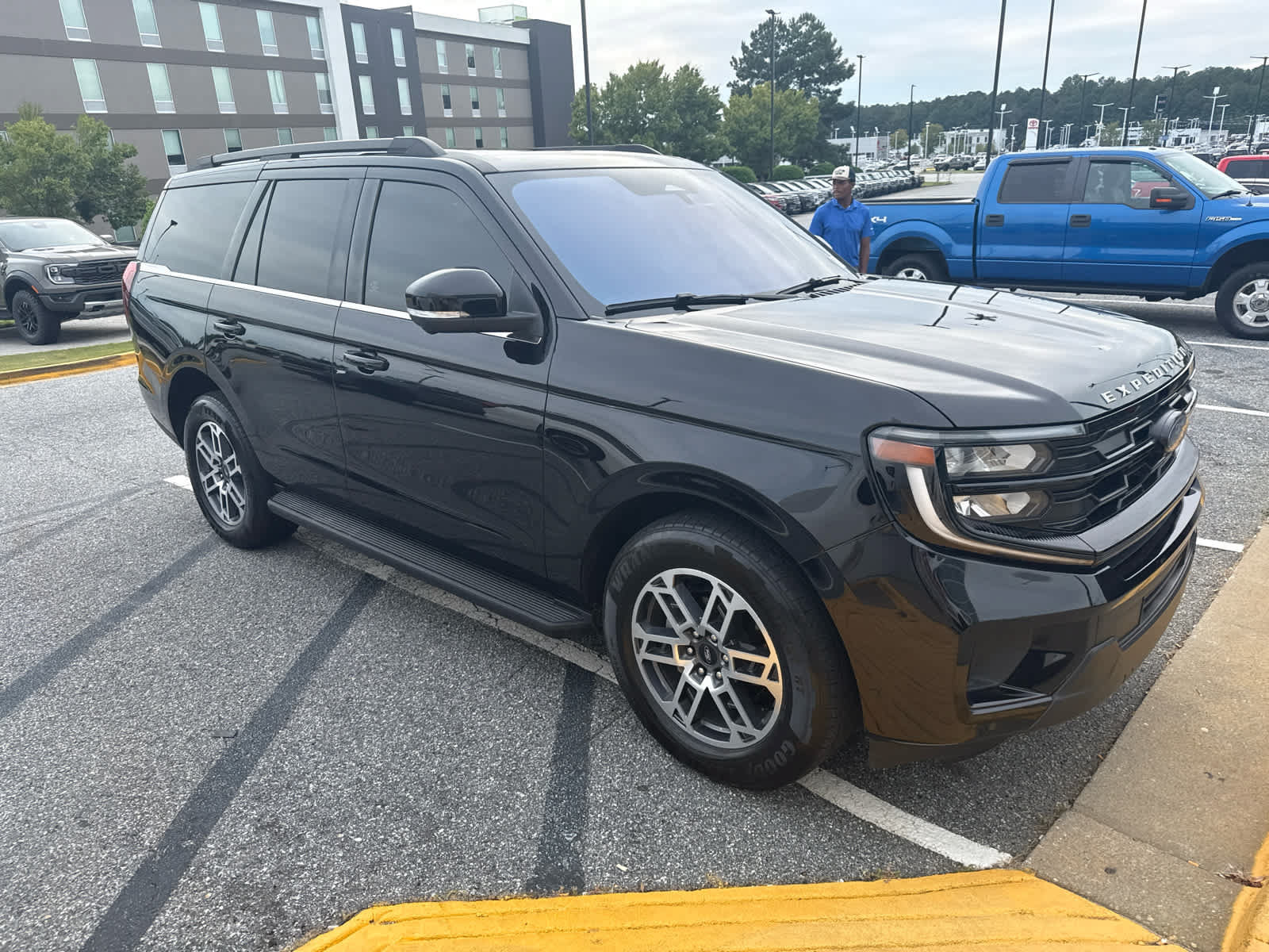 Used 2025 Ford Expedition Active RWD image 4