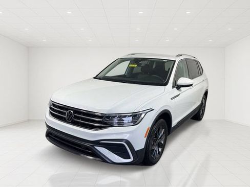 Used 2022 Volkswagen Tiguan SE AWD/4WD image 2