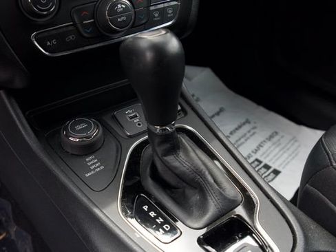 Used 2022 Jeep Cherokee Limited AWD/4WD image 24
