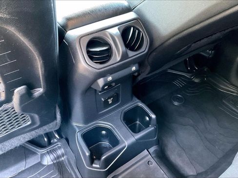 Used 2022 Jeep Wrangler Unlimited Rubicon AWD/4WD image 25