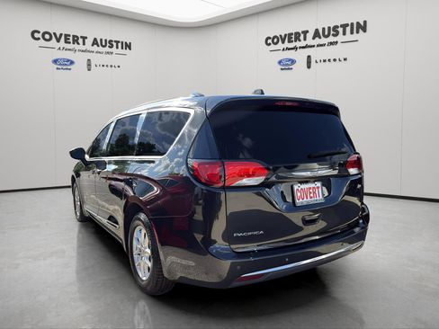 Used 2020 Chrysler Pacifica Touring-L image 3