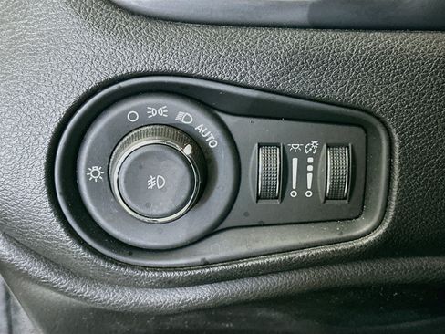 Used 2017 Jeep Renegade Altitude FWD image 16