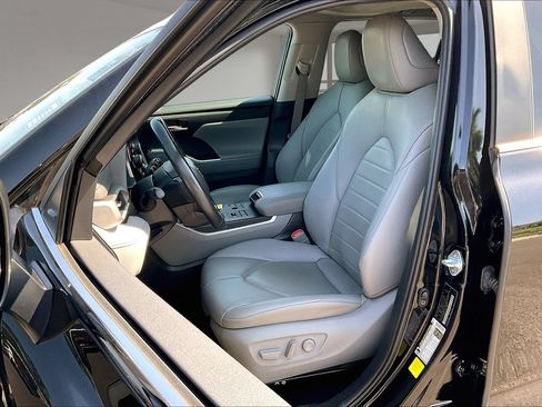 Used 2024 Toyota Highlander XLE AWD/4WD image 21