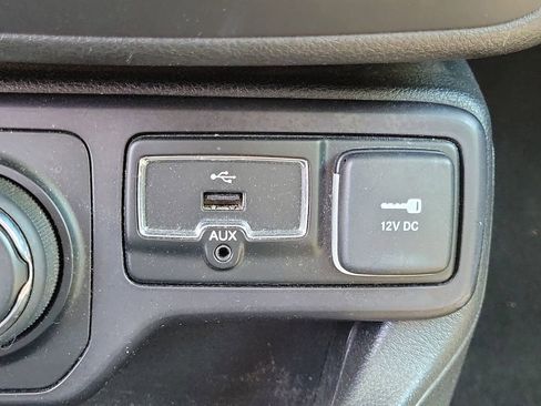 Used 2018 Jeep Renegade Latitude AWD/4WD image 26