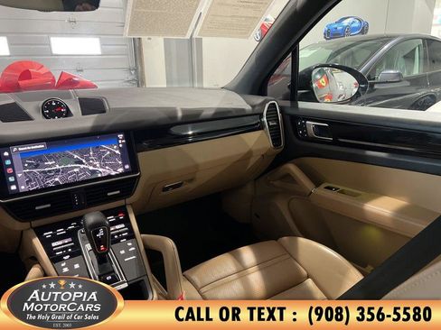 Used 2022 Porsche Cayenne AWD/4WD image 23