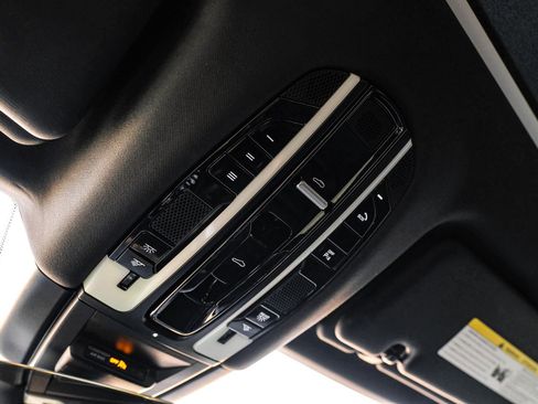 Used 2020 Porsche Cayenne image 28