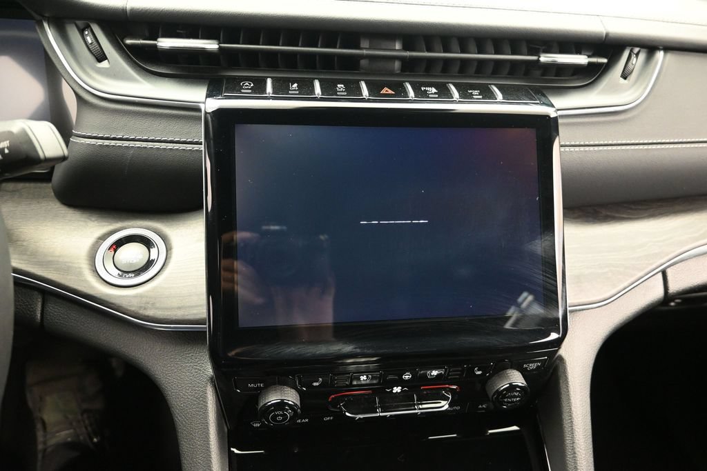 Used 2023 Jeep Grand Cherokee Overland w/ Luxury Tech Group IV RWD image 14