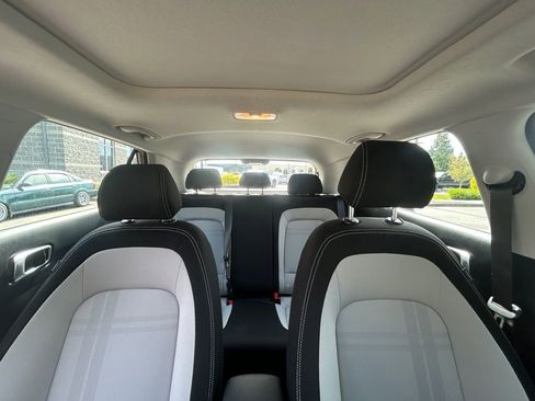 Used 2025 Hyundai Venue SEL FWD image 28