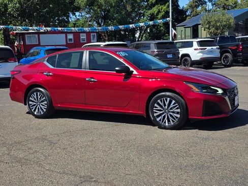 Used 2024 Nissan Altima 2.5 SV image 2