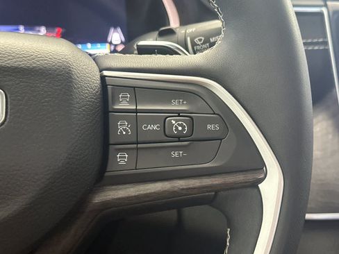 Used 2024 Jeep Grand Cherokee Limited w/ Black Appearance Package AWD/4WD image 28