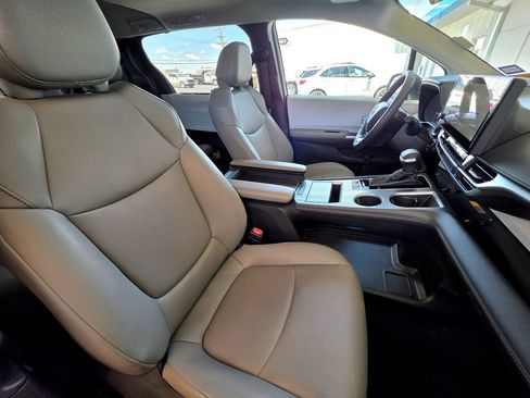Used 2026 Toyota Sienna XLE FWD image 77