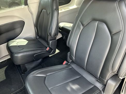 Used 2023 Chrysler Pacifica Touring-L image 31