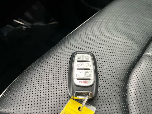 Used 2023 Chrysler Pacifica Limited w/ Uconnect Theater Family Group image 45