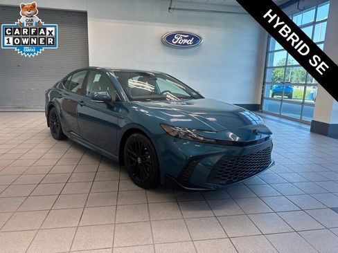 Used 2025 Toyota Camry SE w/ Convenience Package FWD image 1