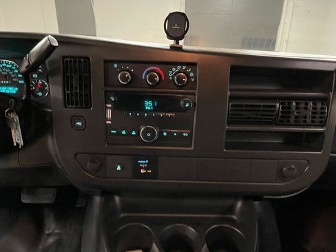 Used 2014 Chevrolet Express 2500 Extended RWD image 11
