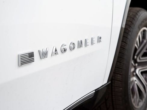 Used 2024 Jeep Wagoneer Series II w/ Flexible Seating Group RWD image 19