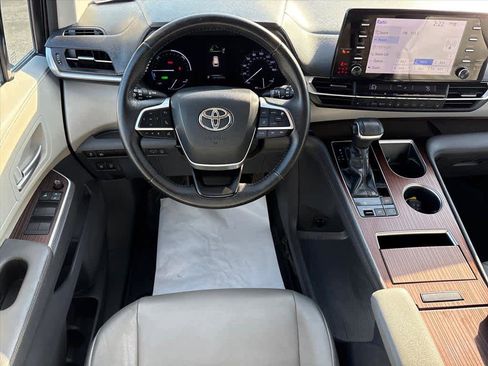 Used 2021 Toyota Sienna XLE image 4