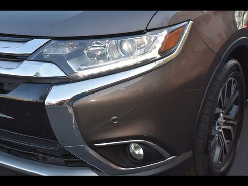 Used 2017 Mitsubishi Outlander SEL image 47