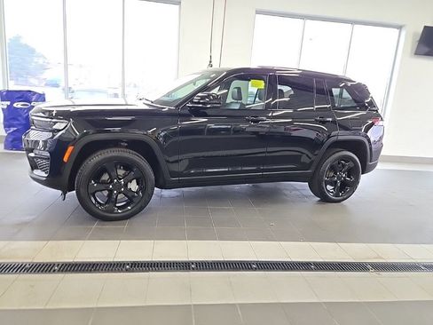 Used 2025 Jeep Grand Cherokee Limited w/ Black Appearance Package AWD/4WD image 18