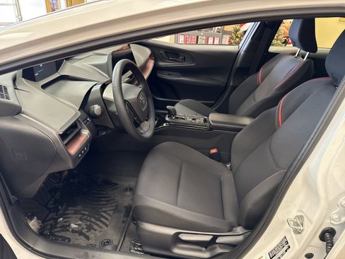 Used 2025 Toyota Prius SE image 6