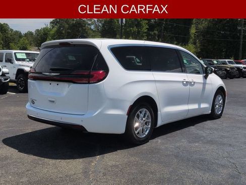 Used 2023 Chrysler Pacifica Touring-L FWD image 3