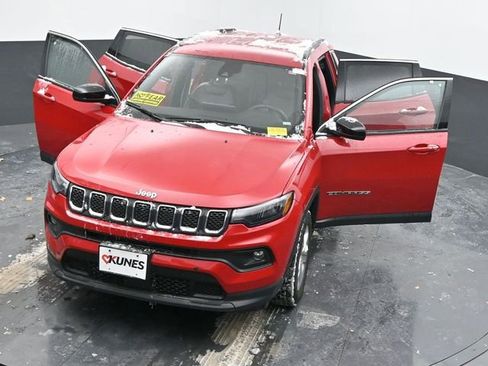 Used 2024 Jeep Compass Latitude image 58